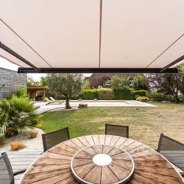 Store en toile au dessus d'un salon de jardin