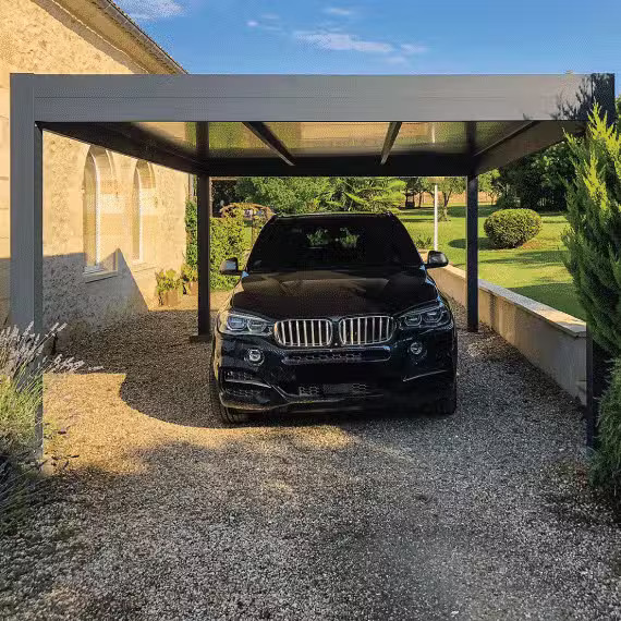 SUV sous un carport