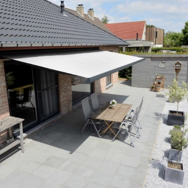 Salon de jardin extérieur sous store banne