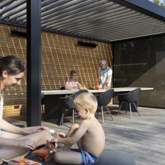 Pergola bioclimatique Linconyl avec famille