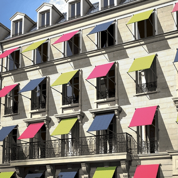 Façade avec stores bannettes de couleur