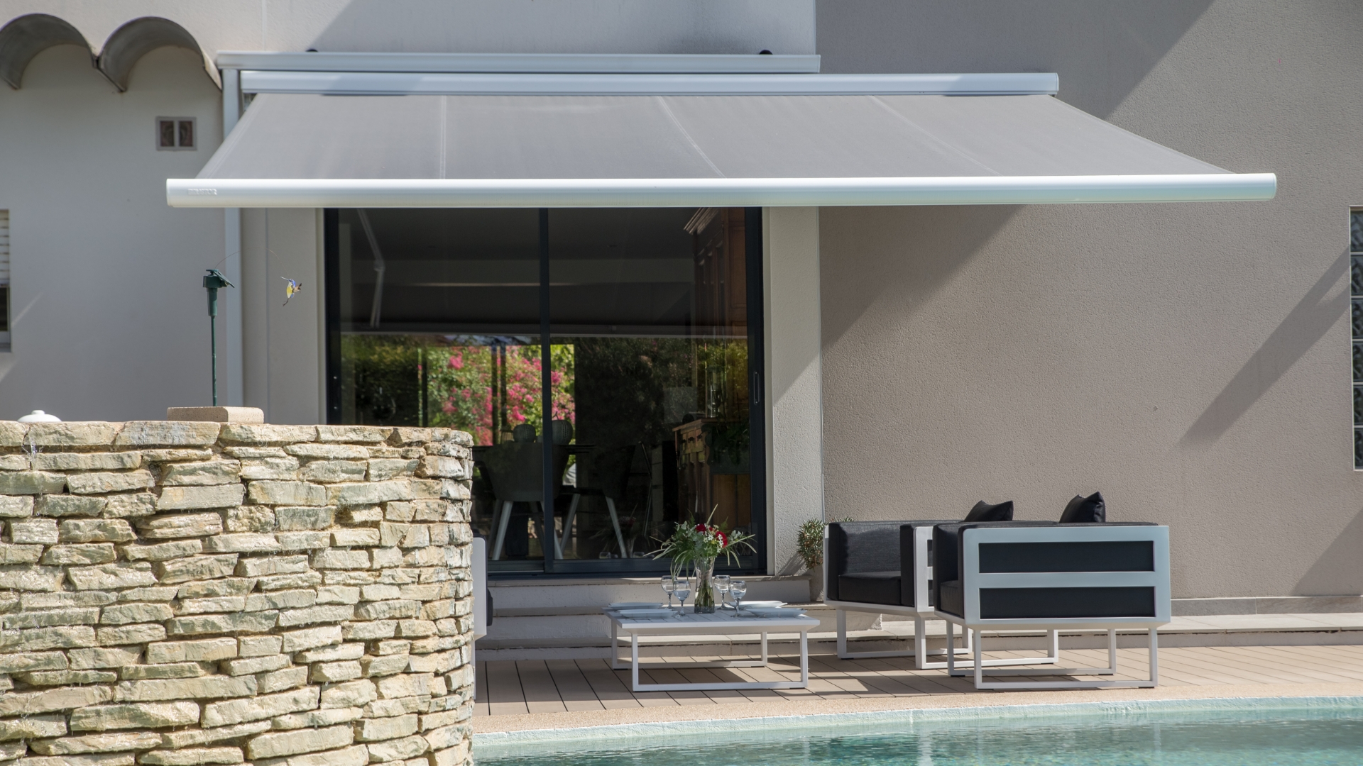 Store banne Linconyl bord de piscine