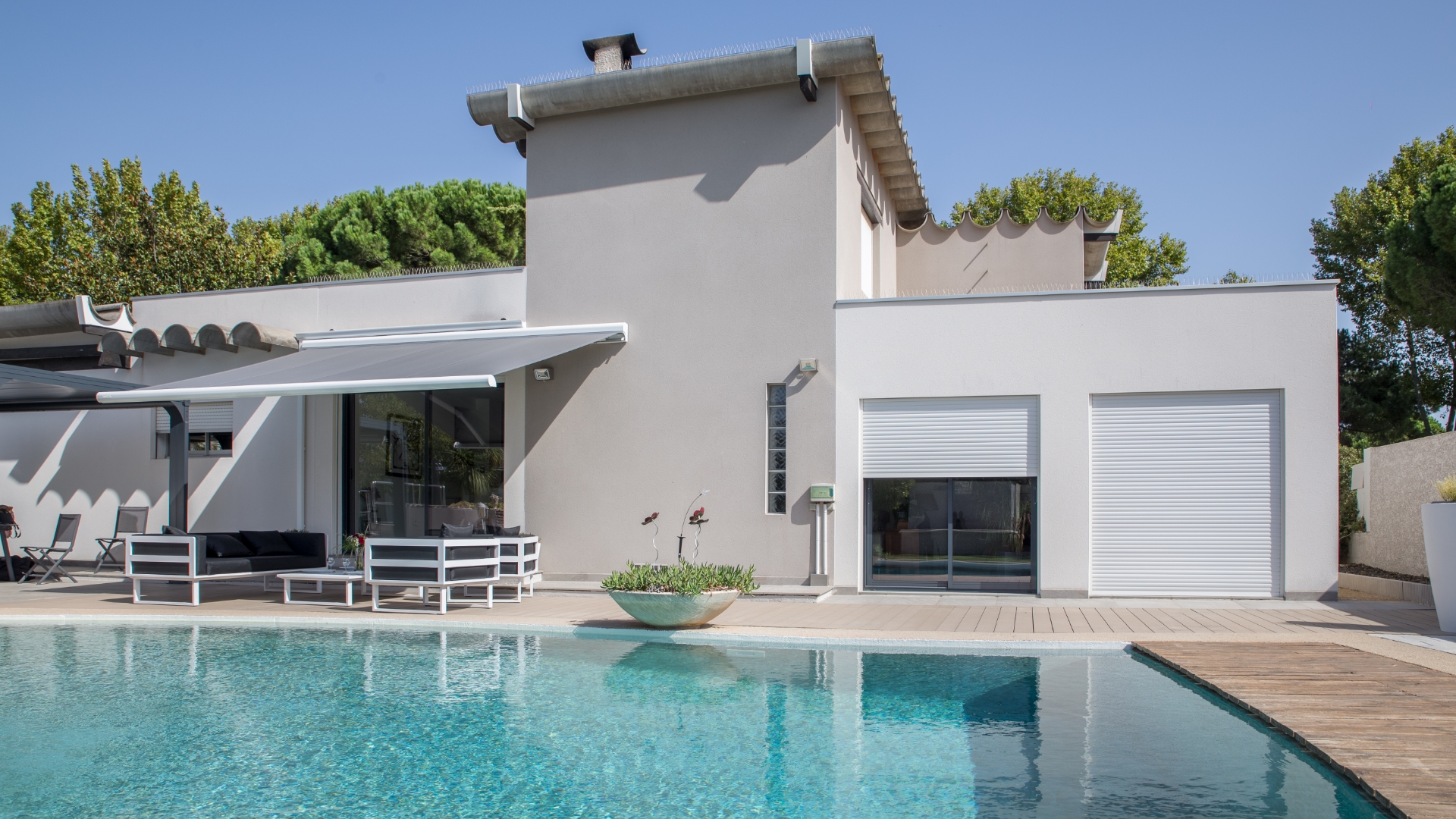 Store banne Linconyl bord de piscine