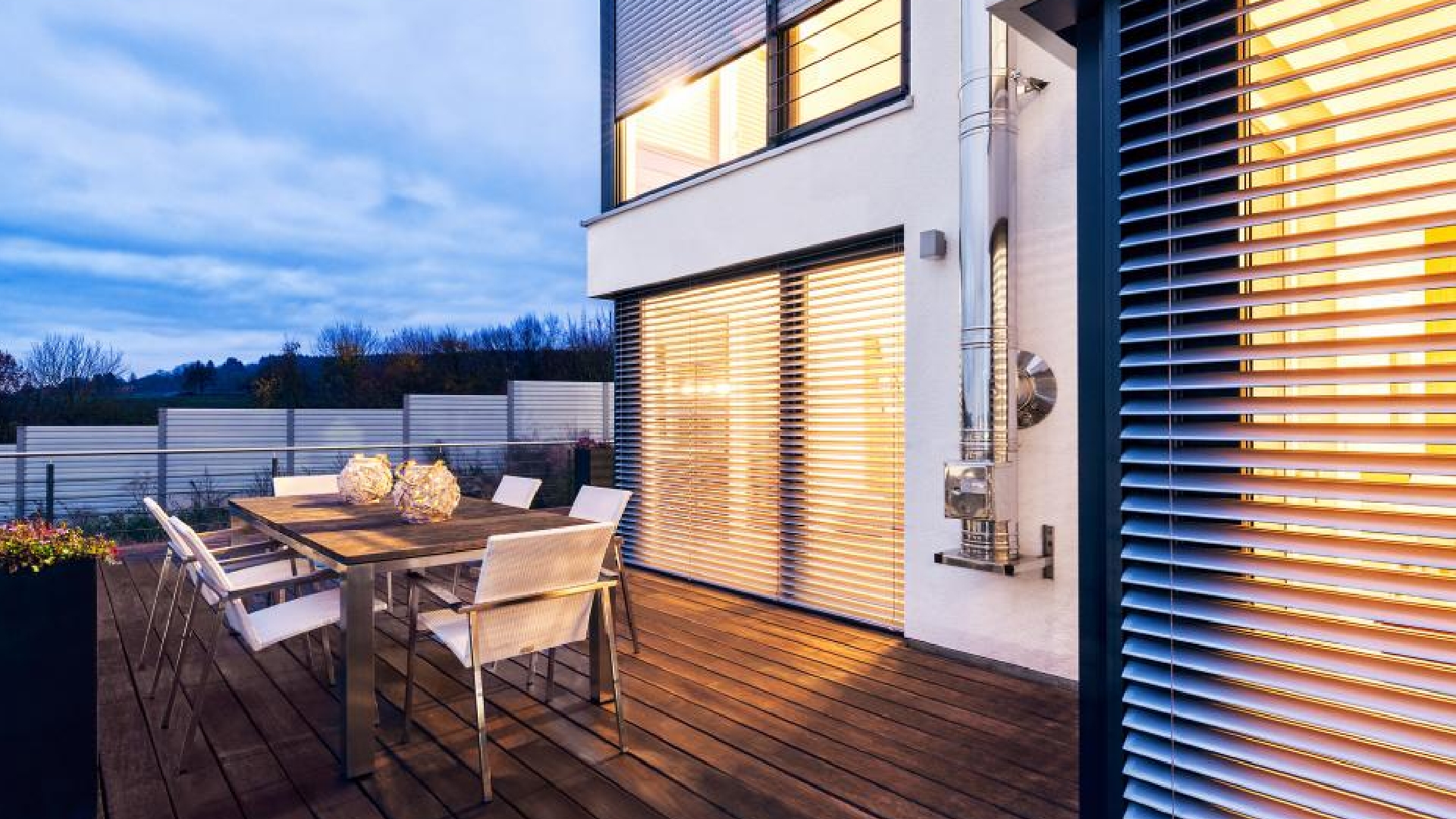 Store brise-soleil orientable Linconyl le soir
