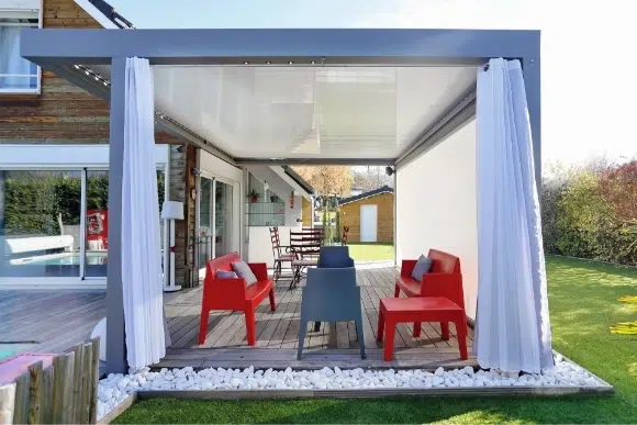 Pergola bioclimatique à lames orientables Sydney avec rideaux