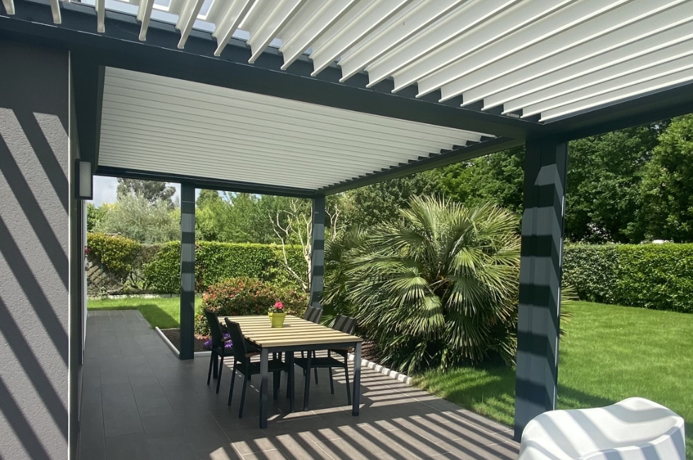Réalisation Stores Rennais : pergola bioclimatique à Rennes